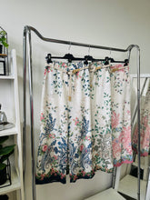 Kép betöltése a galériamegjelenítőbe: 13052 TRIANA levél mintás vászon nadrág
