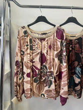 Kép betöltése a galériamegjelenítőbe: 9826 LETTY virágos csónak nyakú blúz
