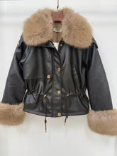 Kép betöltése a galériamegjelenítőbe: 56105 MELANI szőrmés műbőr kabát
