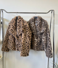Kép betöltése a galériamegjelenítőbe: 66012 Leopárd műszőr bunda

