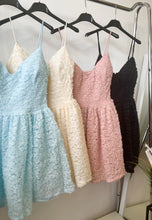 Kép betöltése a galériamegjelenítőbe: 11086 BELLA csipkés miniruha
