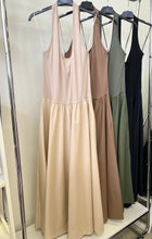 Kép betöltése a galériamegjelenítőbe: 18919 MOLLY nyakba akasztós vászon szoknyás ruha
