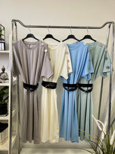 Kép betöltése a galériamegjelenítőbe: 12259 ZINA öves gombos vállú ruha
