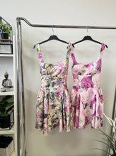 Kép betöltése a galériamegjelenítőbe: 231155 CARINA virágos miniruha
