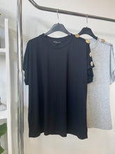 Kép betöltése a galériamegjelenítőbe: 12012 ANDA gombos vállú felső
