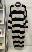 Kép betöltése a galériamegjelenítőbe: 20385 AZARAH csíkos kötött maxi ruha
