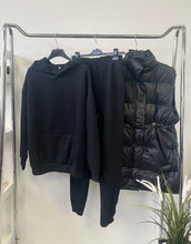 Kép betöltése a galériamegjelenítőbe: 8815 MŰBŐR mellény+ jogging szett
