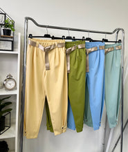 Kép betöltése a galériamegjelenítőbe: 7048/52693 HAILEY gombos szárú nadrág
