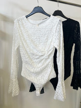 Kép betöltése a galériamegjelenítőbe: 354 MIRJAM csavart csipke tölcsér ujjú csipke body
