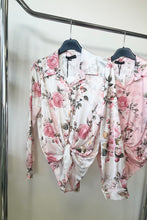 Kép betöltése a galériamegjelenítőbe: 7988 RÓZSÁS VIRÁGOS szatén blúz
