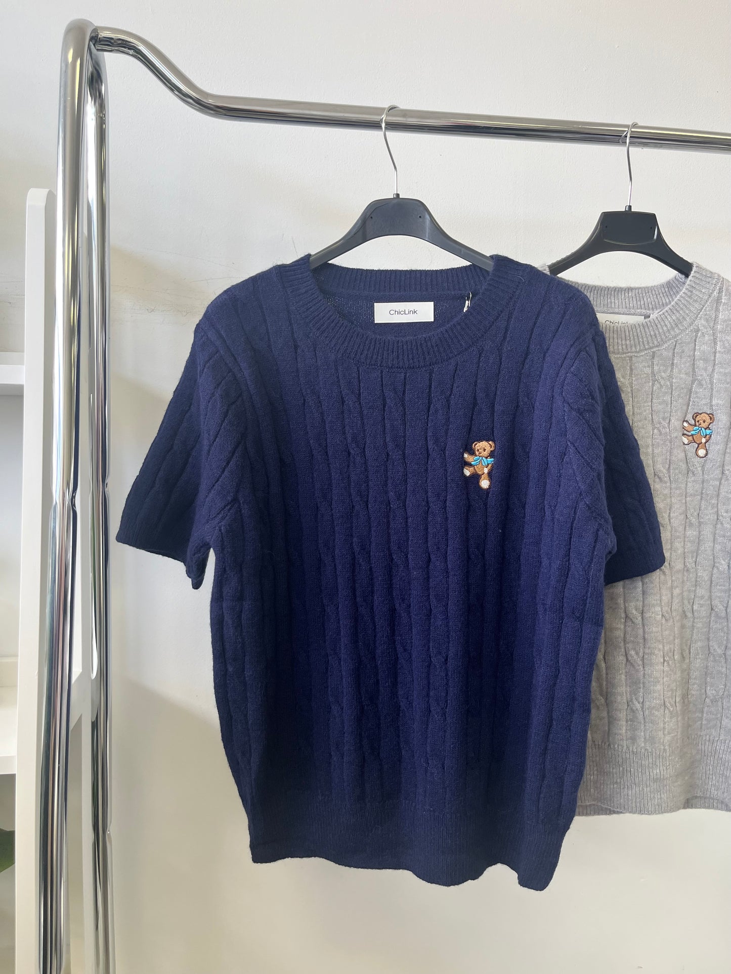 85739 ALPHA fonott mintás rövid ujjú maci 🧸 hímzéssel