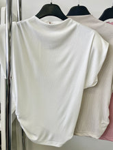 Kép betöltése a galériamegjelenítőbe: 36896 RIKKY oldalt húzott felső válltöméssel
