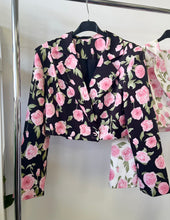 Kép betöltése a galériamegjelenítőbe: 32866 LILLA rózsás rövid állású kis kabát/ zakó
