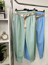 Kép betöltése a galériamegjelenítőbe: 7048/52693 HAILEY gombos szárú nadrág
