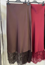 Kép betöltése a galériamegjelenítőbe: 4169 LENA csipke aljú maxi szoknya
