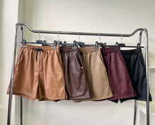 Kép betöltése a galériamegjelenítőbe: 98378 SINDY műbőr sort
