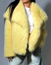 Kép betöltése a galériamegjelenítőbe: 9411 LISA műszőrme bunda

