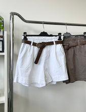 Kép betöltése a galériamegjelenítőbe: 7962 LINA gumis derekú vászon sort övvel
