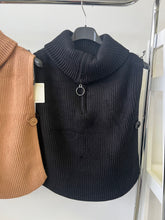 Kép betöltése a galériamegjelenítőbe: 3038 BIANCA cipzáros , oldalt gombos kötött mellèny
