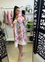 Kép betöltése a galériamegjelenítőbe: 10659 TILDA  ‘A’ vonalú virágos ruha

