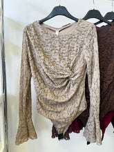 Kép betöltése a galériamegjelenítőbe: 354 MIRJAM csavart csipke tölcsér ujjú csipke body
