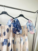 Kép betöltése a galériamegjelenítőbe: 12650 LORINA virágos műselyem ruha
