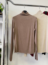 Kép betöltése a galériamegjelenítőbe: 3705 NINETT vékony fèlgarbó felső
