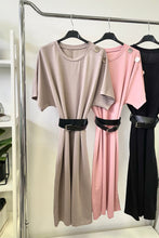 Kép betöltése a galériamegjelenítőbe: 12259 ZINA öves gombos vállú ruha
