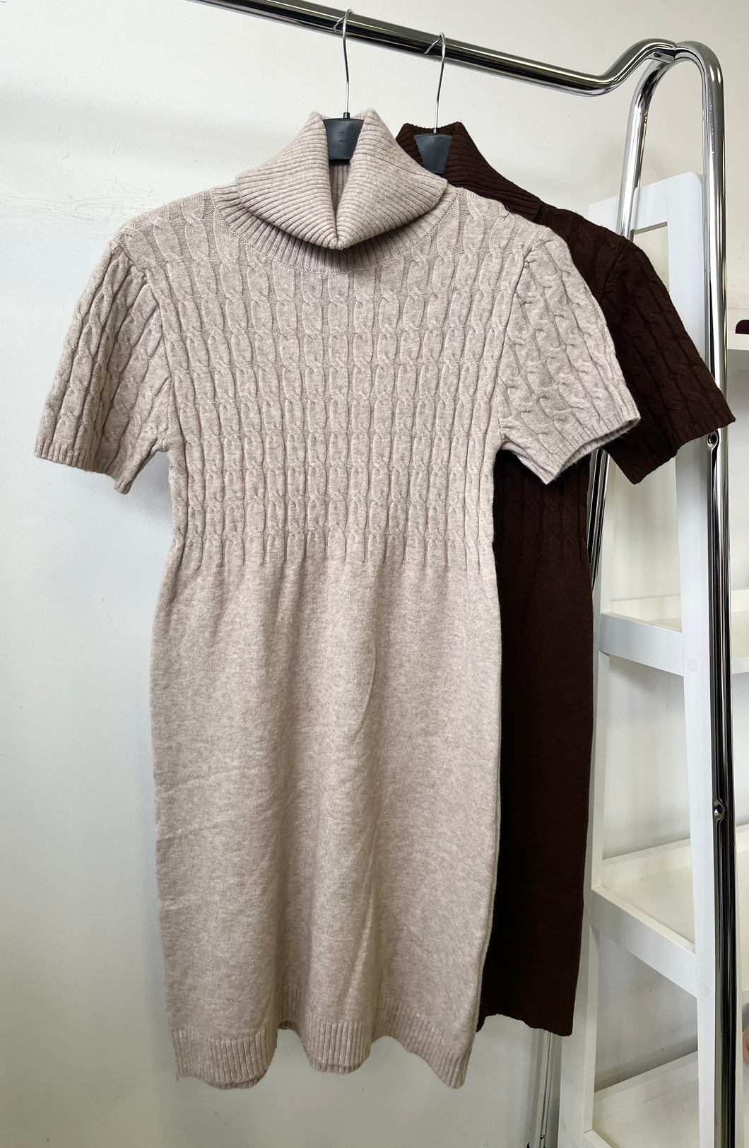 8113 LILI fonott mintás rövid ujjú kötött ruha