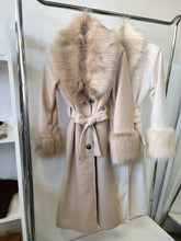 Kép betöltése a galériamegjelenítőbe: 90412 TAMARA szövetkabát műszőrmével
