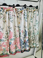 Kép betöltése a galériamegjelenítőbe: 13052 TRIANA levél mintás vászon nadrág
