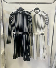 Kép betöltése a galériamegjelenítőbe: 03284 KELLY csíkos kötött ruha
