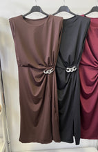 Kép betöltése a galériamegjelenítőbe: 43133 ZIA alkalmi ruha válltöméssel
