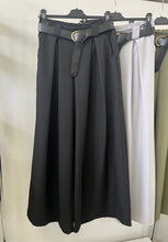 Kép betöltése a galériamegjelenítőbe: 33206 MIA bőszárú nadrág
