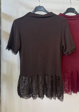 Kép betöltése a galériamegjelenítőbe: 60353 SYLVIA csipke aljú felső
