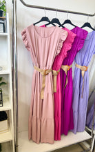 Kép betöltése a galériamegjelenítőbe: 24609 MANGÓ fodros vászon maxi ruha övvel
