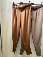 Kép betöltése a galériamegjelenítőbe: 21336 HELLA öves passzés nadrág
