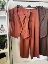 Kép betöltése a galériamegjelenítőbe: 58368 GALINA mellény+nadrág szövet szett
