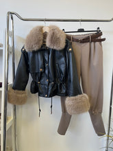 Kép betöltése a galériamegjelenítőbe: 56105 MELANI szőrmés műbőr kabát
