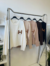 Kép betöltése a galériamegjelenítőbe: 85748 HENNA oversized kötött pulóver
