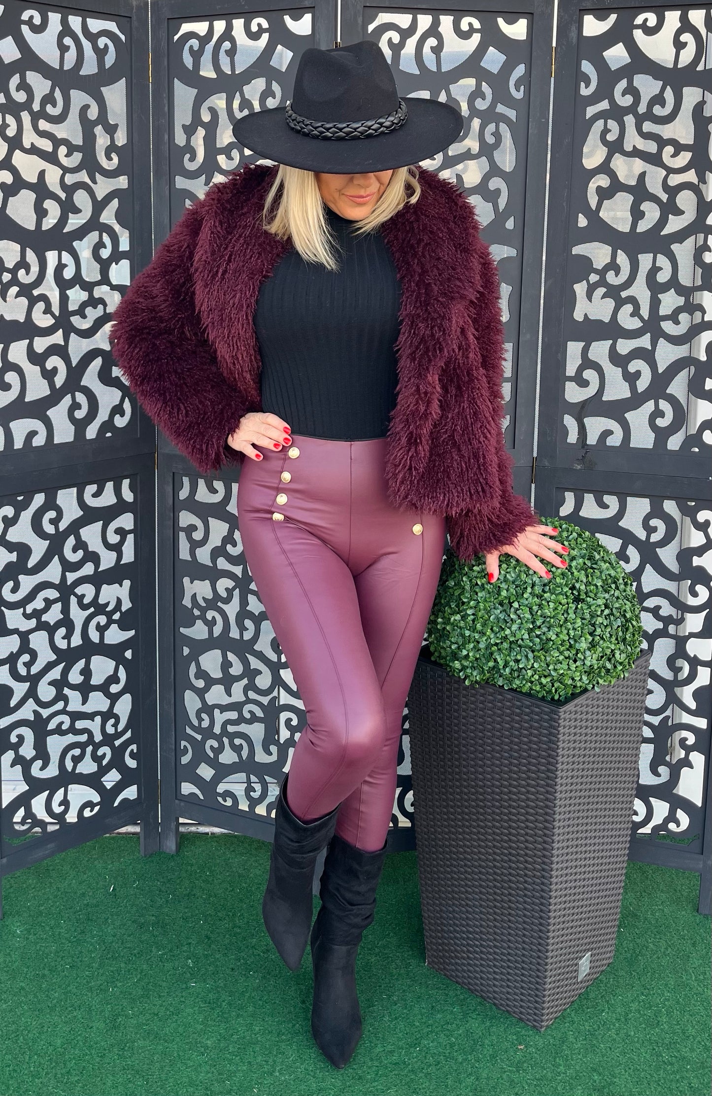 3255 Gombos műbőr leggings