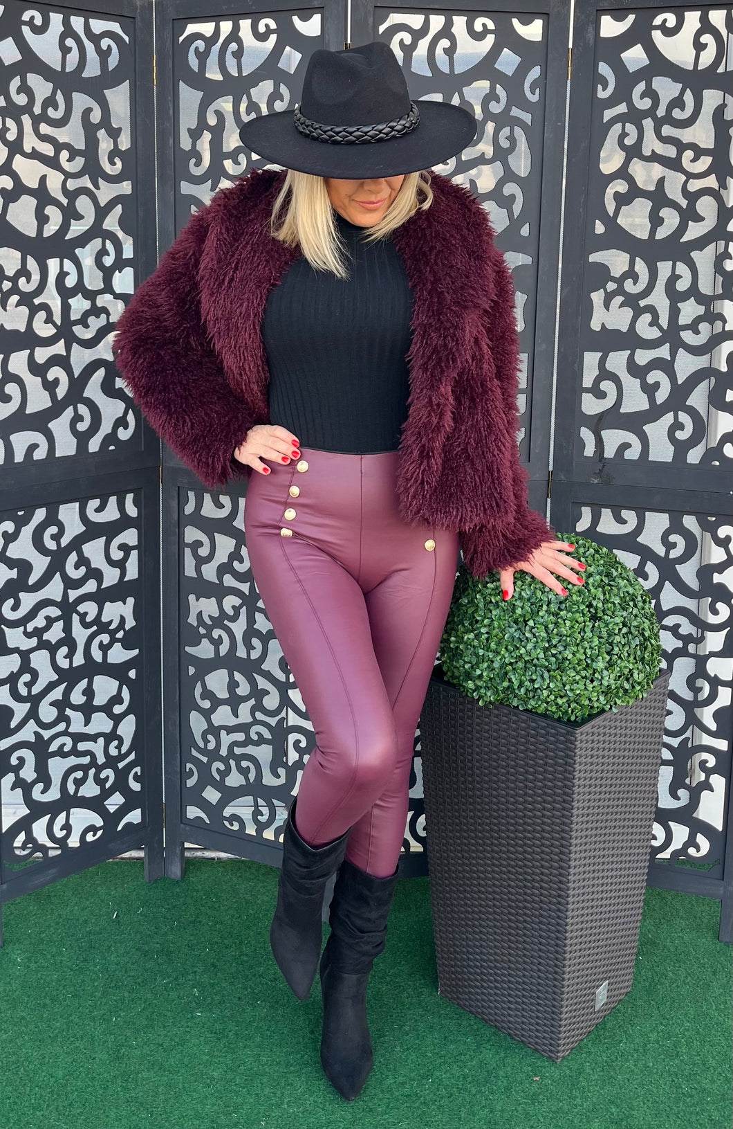 3255 Gombos műbőr leggings