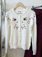 Kép betöltése a galériamegjelenítőbe: 0130 CSENGE hímzett kardigán
