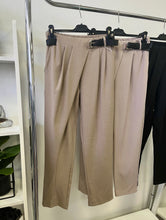 Kép betöltése a galériamegjelenítőbe: 90342 IRIS átlapolt nadrág övvel
