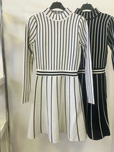 Kép betöltése a galériamegjelenítőbe: 03284 KELLY csíkos kötött ruha
