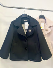 Kép betöltése a galériamegjelenítőbe: 8159 MARGARET elegáns átmeneti kabát brossal
