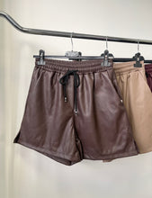 Kép betöltése a galériamegjelenítőbe: 98378 SINDY műbőr sort
