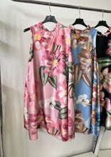 Kép betöltése a galériamegjelenítőbe: 18823 VIRGINIA virágos szatėn ruha
