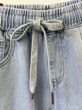 Kép betöltése a galériamegjelenítőbe: 8072 GRACE strasszkötős bőszárú farmer
