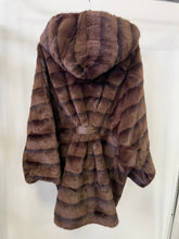 Kép betöltése a galériamegjelenítőbe: 8811-2 BARBARA nerc hatású csíkos műszőr kabát
